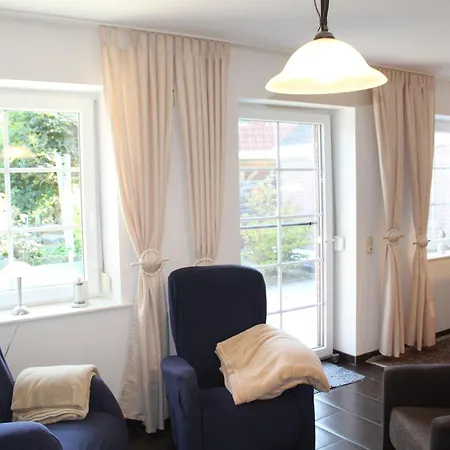 Gemuetliches Mit Terrasse Und Carport In Hohenfelde