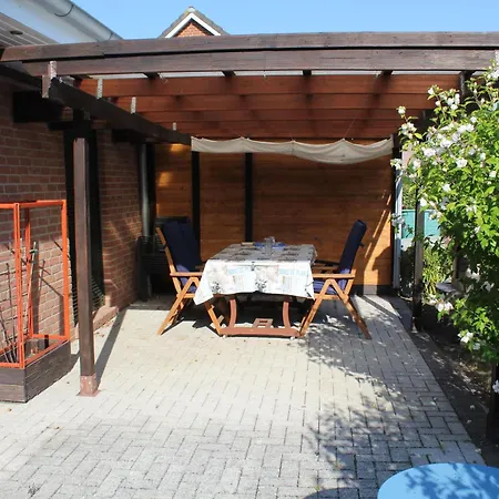 Gemuetliches Mit Terrasse Und Carport In *